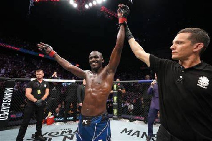 
By majority decision, William Gomis beats Jarno Errens on the last-second try 